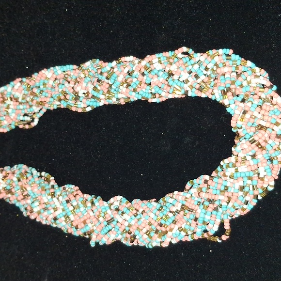 Elegant Multicolor Beaded Necklace - Picture 2 of 3